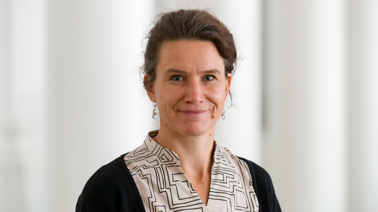 Aune Valk (autor Andres Tennus).png