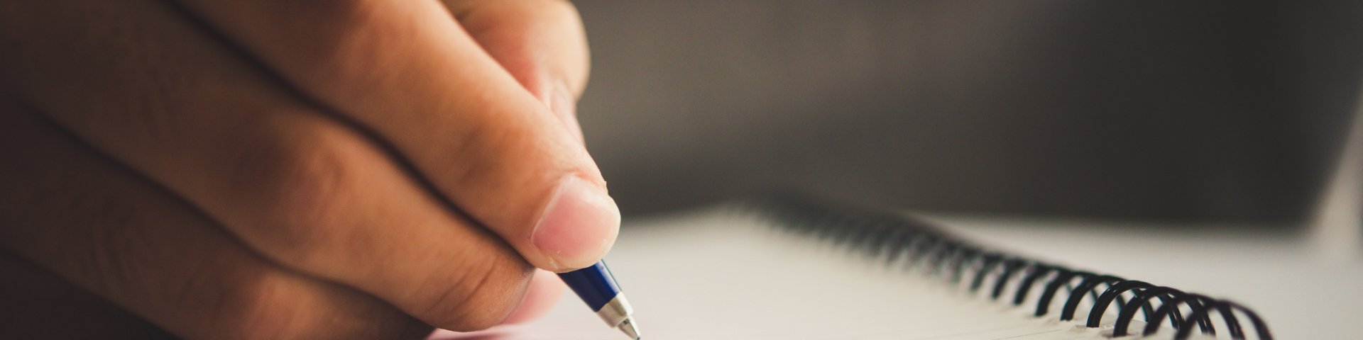 Käsi kirjutab pastakaga märkmikusse